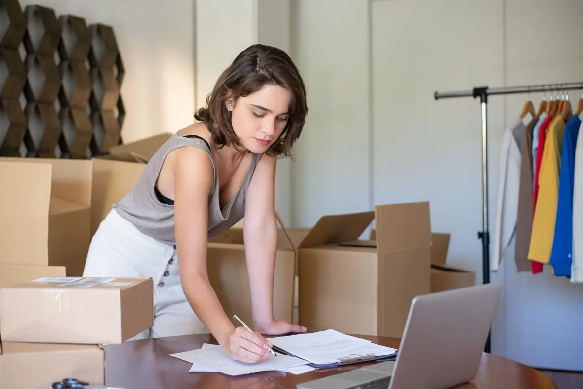 Entrepreneur individuel travaillant sur son ordinateur portable à son bureau