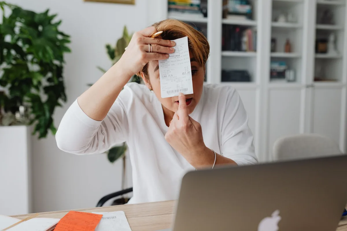 Écran d'ordinateur portable affichant un logiciel de facturation pour une petite entreprise