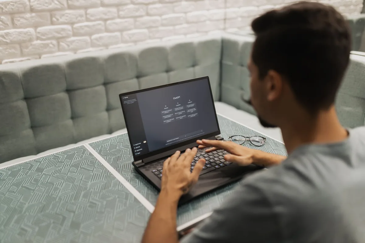 Professionnel RH travaillant sur un logiciel de paie devant son ordinateur portable au bureau
