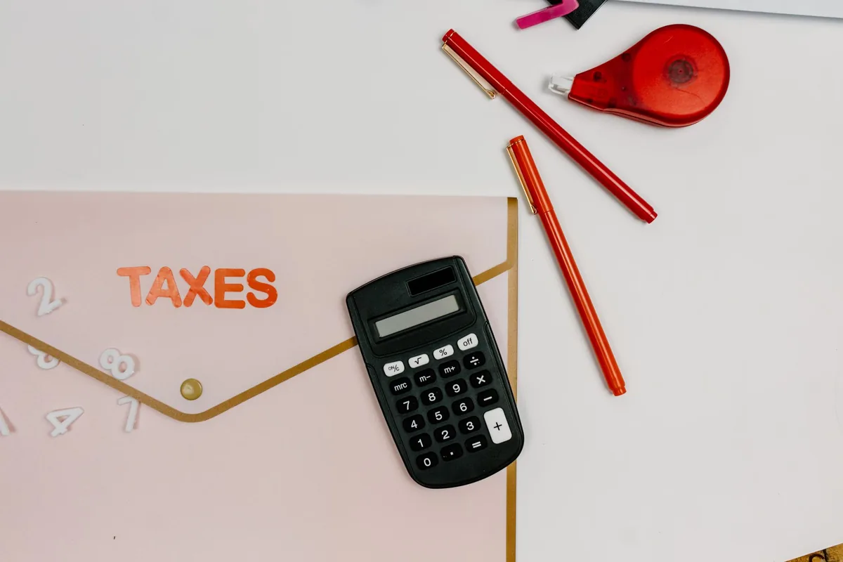Documents comptables, calculatrice et stylo sur un bureau professionnel